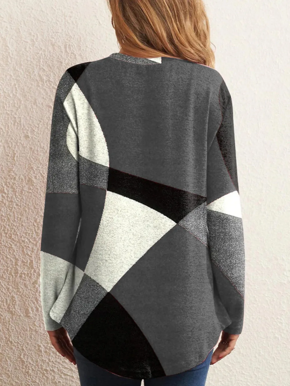 Geometric print contrast long-sleeved T-shirt