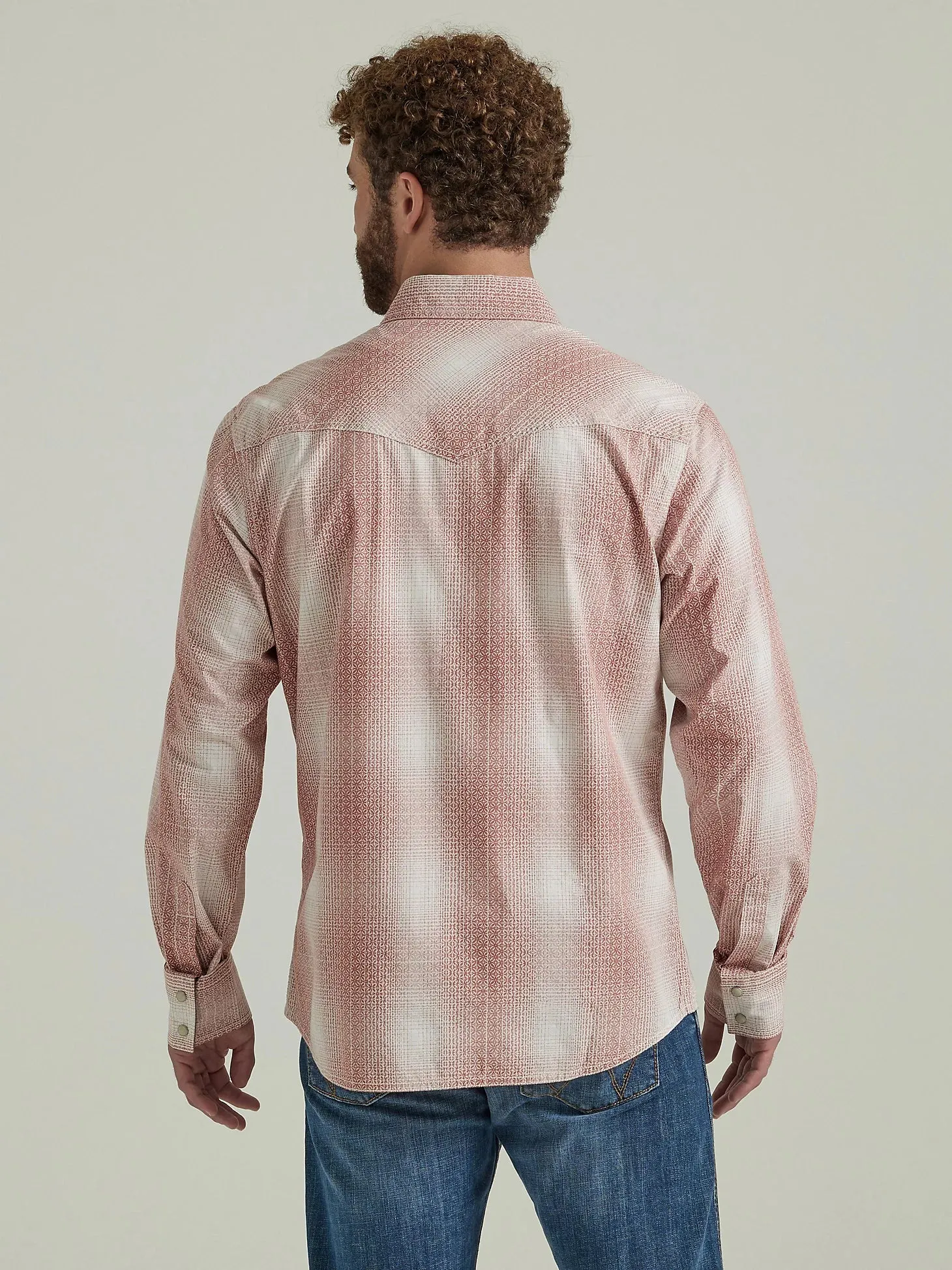 MEN'S WRANGLER RETRO® PREMIUM LONG SLEEVE WESTERN SNAP PLAID SHIRT IN PEACH FADE - 112346603